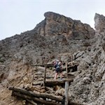 Über stufenförmig angelegte Holzplanken durch die Piza-Scharte