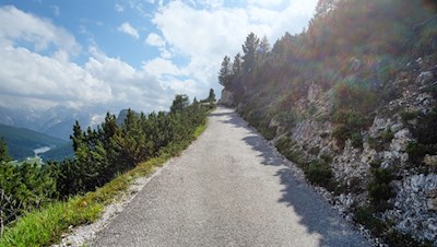 Su ampi sentieri verso il monte Piana