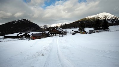 Auch im Winter lädt die Sattelbergalm zur Einkehr