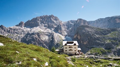 Die beliebte Zsigmondyhütte am Fuße des wuchtigen Zwölferkofel