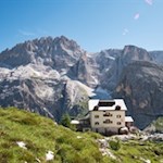The popular Rifugio Zsigmondy-Comici mountain hut at the foot of the mighty Croda dei Toni 