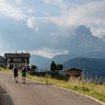 Vom Parkplatz aus folgt man zunächst der asphaltierten Straße