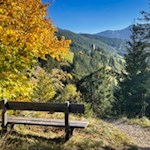 Aussichtbank mit Blick auf Burg Straßberg