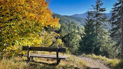Aussichtbank mit Blick auf Burg Straßberg