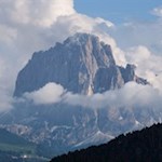 Blick auf den wolkenumrankten Langkofel 