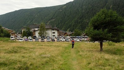 Auf dem Weg ins Valser Dorfzentrum