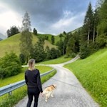 Vom Ederhof führt ein asphaltiertes Sträßchen Richtung St. Johann