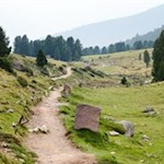 Through picturesque alpine meadows to the Rifugio Brogles mountain hut