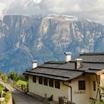 Vor-der-Kulisse-des-Schlern-präsentiert-sich-Bad-Siess