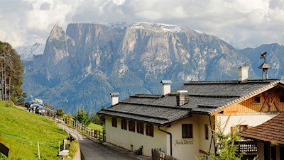 Vor-der-Kulisse-des-Schlern-präsentiert-sich-Bad-Siess