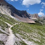 Im sanften Auf und Ab quert der Gaisl Höhenweg die Grashänge