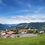 Wo einst Sommerfrischler urlaubten, treffen sich heute Kurgäste aus aller Welt: Völs am Schlern