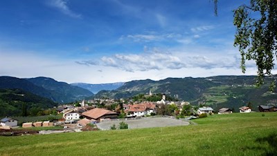 Wo einst Sommerfrischler urlaubten, treffen sich heute Kurgäste aus aller Welt: Völs am Schlern