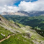 In der Ferne ragen der Conturines und der Heiligkreuzkofel in die Höhe