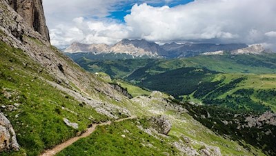 In der Ferne ragen der Conturines und der Heiligkreuzkofel in die Höhe