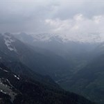 Ausblick auf die noch schneebedeckte Bergwelt von der Putzenhöhe