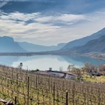 Ausblick auf den Kalterer See während des Anstiegs ins Frühlingstal