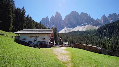 Vor der Kulisse der Geisler lädt die Dusler Alm zu Tisch