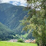 Der Lüsner Panoramaweg führt im weiten Bogen um den Dorfkern