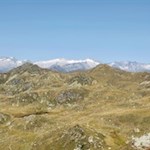 Gipfelblick vom Sambock auf die Plattner Alm und die dahinter aufragenden Gletscher
