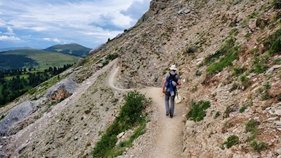 Im sanften Auf und Ab quert der Weg Nr. 8A die Hänge am Fuße des Peitler