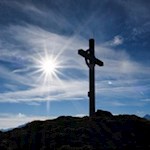 Das Gipfelkreuz des Glaitner Hochjochs in der linden Herbstsonne