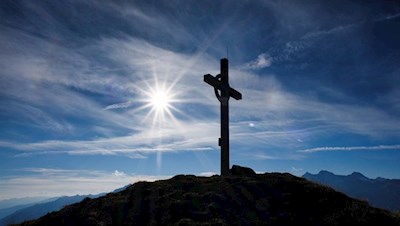 Das Gipfelkreuz des Glaitner Hochjochs in der linden Herbstsonne