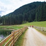 Die Wanderung führt an einem Staubecken vorbei