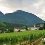 Das Kloster Neustift wird von sanften Wiesen und Wäldern umsäumt