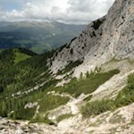 Rückwärtsgewandter Blick auf den recht steilen Anstiegsweg