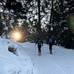 Skitourengeher bei Sonnenaufgang