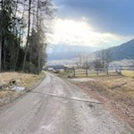 Von Aufhofen führt ein Sträßchen zum eigentlichen Einstieg in den Feldweg