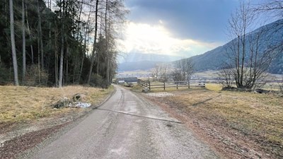 Von Aufhofen führt ein Sträßchen zum eigentlichen Einstieg in den Feldweg