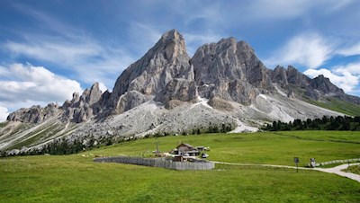 Zu Füßen des Peitlerkofel lädt die Munt de Fornella zur Einkehr