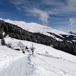 Inmitten-einer-bezaubernden-Winterlandschaft-präsentiert-sich-die-Klausner-Hütte