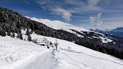 Inmitten einer bezaubernden Winterlandschaft präsentiert sich die Klausner Hütte