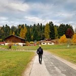 Die Wanderung zum Kirchlein St. Helena führt an verstreuten Höfen vorbei