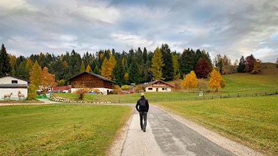 Die Wanderung zum Kirchlein St. Helena führt an verstreuten Höfen vorbei