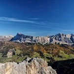 Verträumter Blick auf den Heiligkreuzkofel und die umliegende Bergwelt