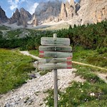 The way to the Giussani mountain hut is well signposted