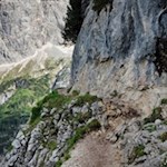 Passaggio con funi metalliche sulla via per il lago Sorapis