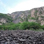 Blick auf die steil abfallenden Porphyrhänge