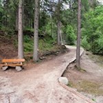 Längs des Weges laden zahlreiche Bänke zum Verweilen ein