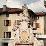 Stadtbrunnen mit dem Stadtwappen
