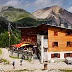 Die-Faneshütte-ein-Treffpunkt-für-Wanderer-und-Mountainbiker