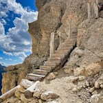 Über Holztreppen auf den Vajolonpass