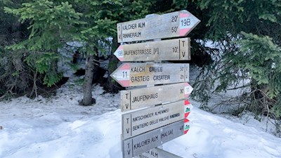 Die Wanderung zur Kalcheralm ist mit 0:40 h ausgeschildert