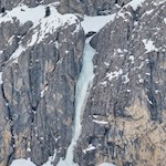 Der Wasserfall ist zu Eis erstarrt