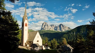 St. Jakob vor der Kulisse des Lang- und Plattkofel