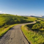 Sanft steigt der Wanderweg Nr. 7 durch die Almwiesen an